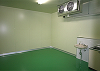 抗菌パネルで囲まれた清潔な作業場