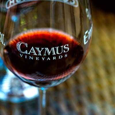 ケイマスのワインが入ったワイングラス