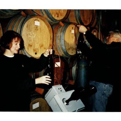 ワイナリーで作業を行うエヴェンスタッド夫妻