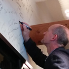 サインを書くジェイソン氏