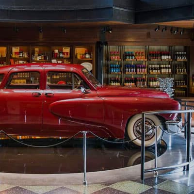 ワイナリー内に展示されている1948年製のタッカー・セダン