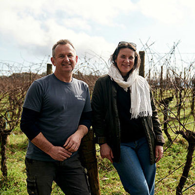 ジャイアント・ステップスの創業者フィル・セクストンとヘッド・ワインメーカー兼ブドウ栽培長としてメラニー・チェスター