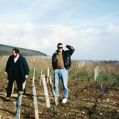 畑の中にいるジェイソン・パルメイヤー