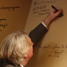 サインを書くローランモンタリュー氏