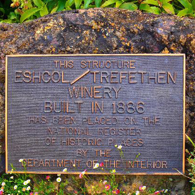 トレフェッセンが国家歴史登録財に登録されたことを示すパネル