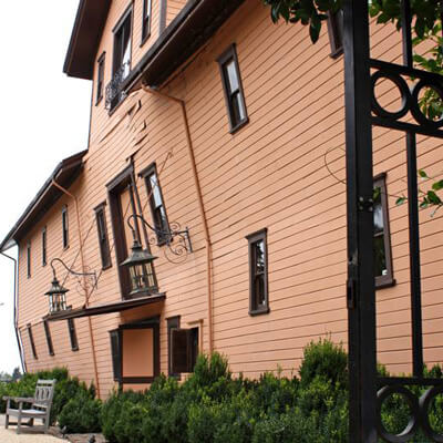 地震で傾いたトレフェッセンのワイナリー